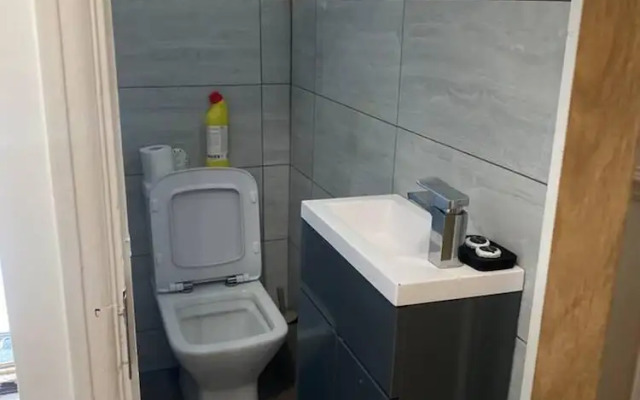 Lovely 3-bed House in Potters Bar Jacuzzi & 75inch
