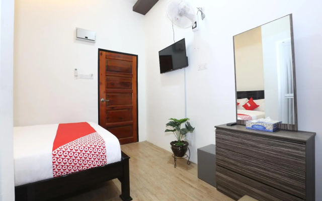 Super OYO 89678 Ady Hotel