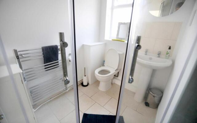 4a Dolphin Close