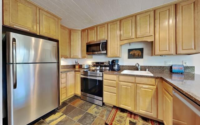 Spacious 2 BR Units at 1849 Condos With Free Pool, Parking & Wifi