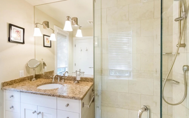 Spacious Town Home With Private Hot Tub