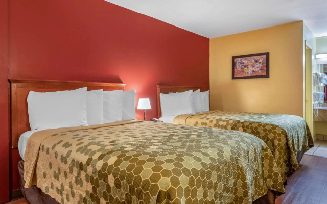 Econo Lodge Inn & Suites Maingate Central