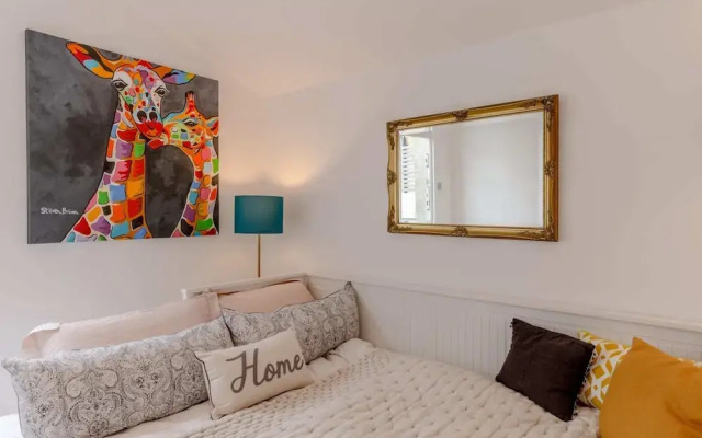 Modern 2 Bedroom Apartment in Wimbledon With Garden