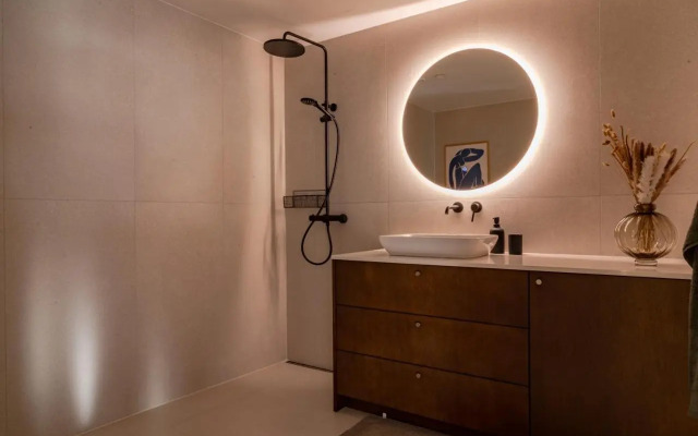 Freshly Renovated Apartment Next To Old Down