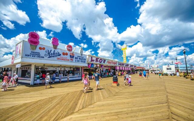 Boardwalk Hotel Charlee & Beach House Rentals
