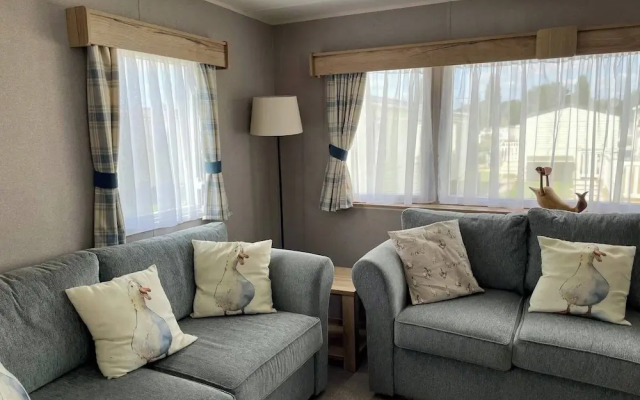 Cosy 3 Bedroom Caravan in South Cerney
