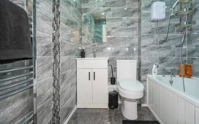 2 Bed-sleeps 4-private Garden- Free Parking