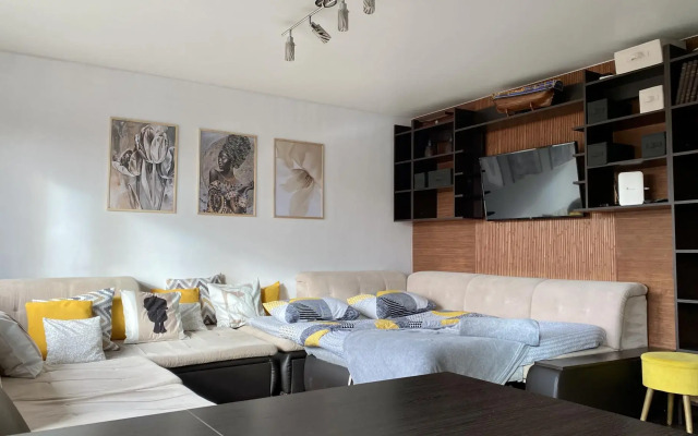 Grape Room Apartment on Mira Avenue 122