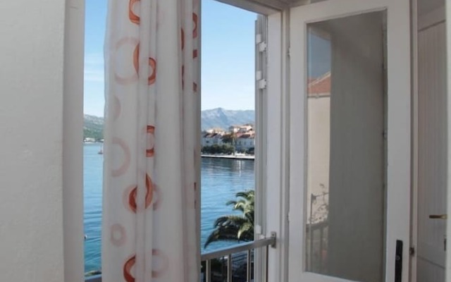 Tereza - in Center - A1