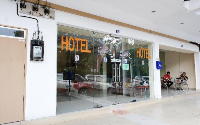 Super OYO 635 Seven Days Hotel