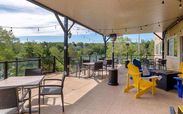 Best Western Plus Chocolate Lake Hotel