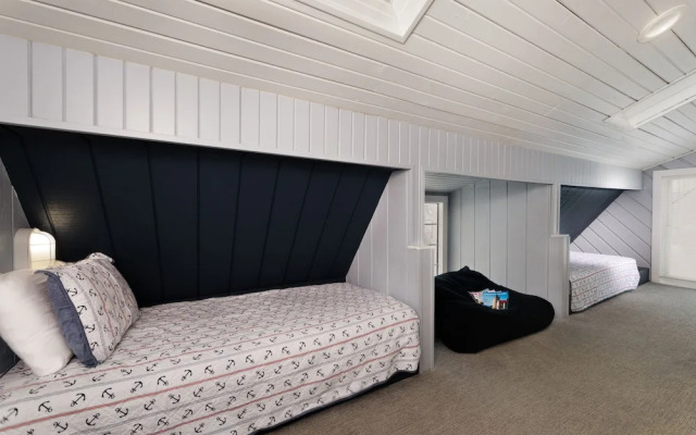 Looking Glass Beachfront Inn