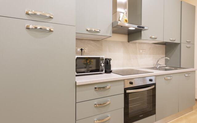 Mercato Contemporary Apartment by Mmega