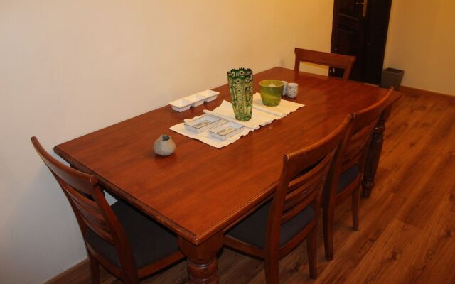 Beautiful 2 BR Apt Quiet & Private
