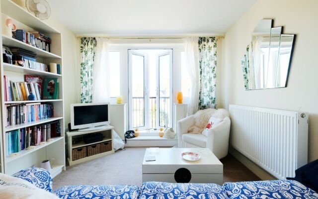 Cosy, Modern 1BR Kilburn Flat for 4