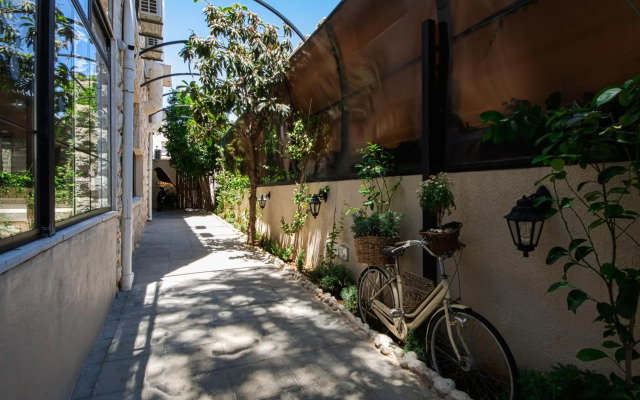 Canary Hotel