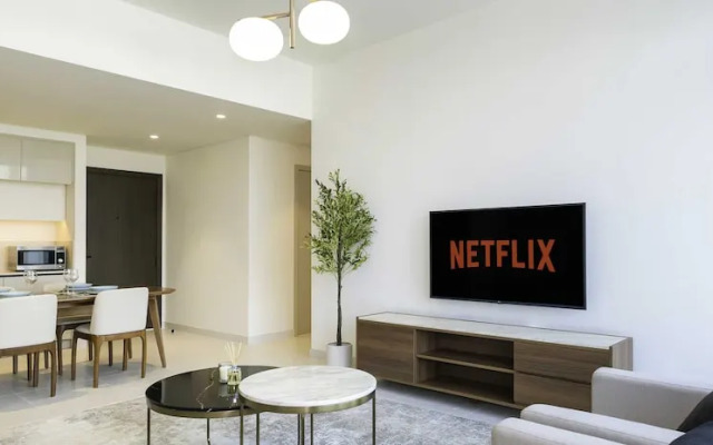 LUX The Marina Vista Beachfront Suite 2