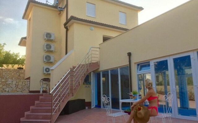 Three-Bedroom Holiday home with Sea View in Klimno