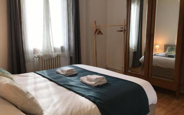 LE CATALPA, centre ville & jardin & parking!