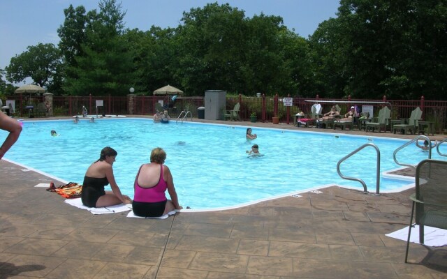 Treetop Haven 2 Bedroom Condo by Redawning