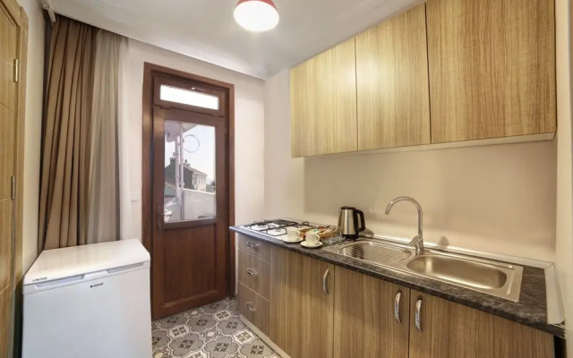 Seven Roses Apart Hotel