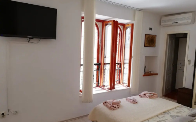 M & J Central Suites