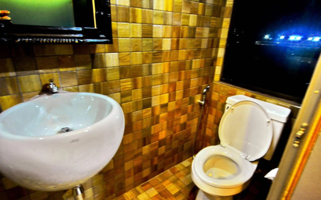 The neighbor hoot hostel & cafe