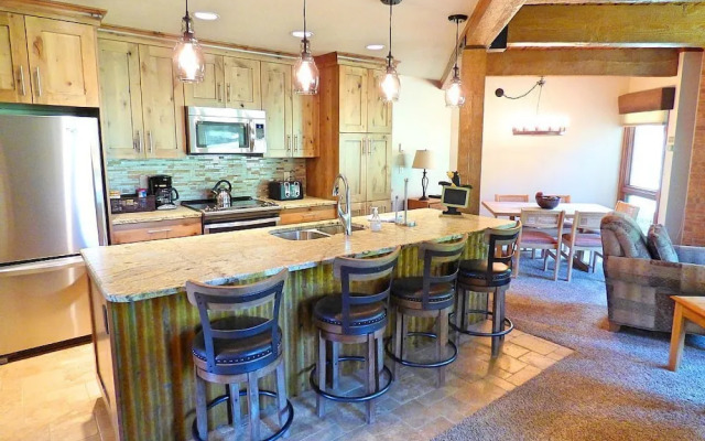 Lift Tickets Ground Floor in Mtn Village, Wifi, Fireplace, Hot Tubs