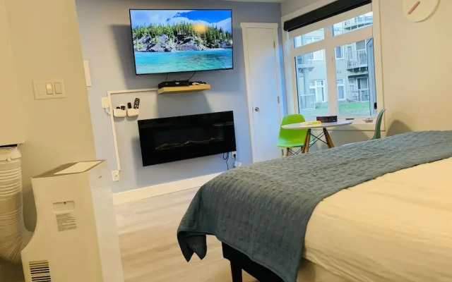 A Lovely Studio with Full Kitchen & AC