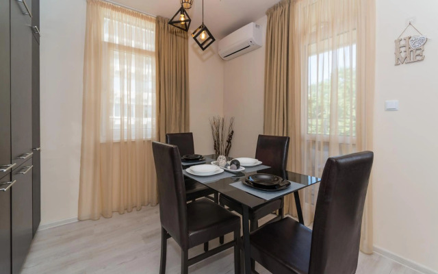 Alma Apartment - Stylish 1BD Flat with Balcony