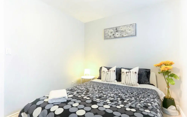 Family Home-Metrotown by Elevate Rooms