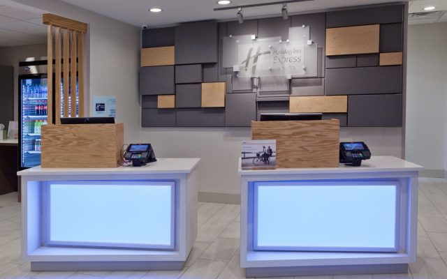 Holiday Inn Express & Suites Fayetteville by IHG