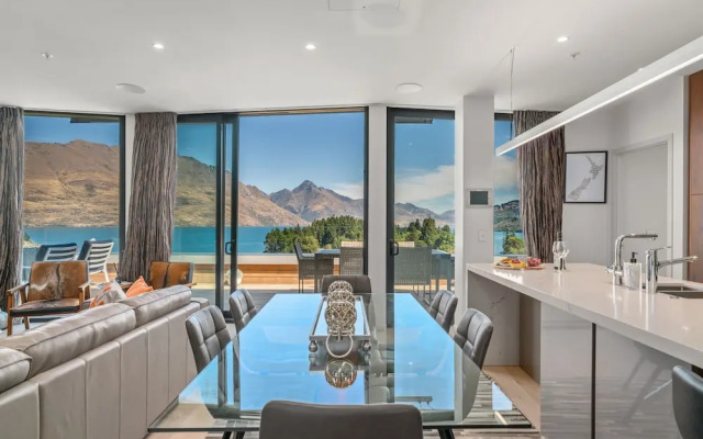Chic Central Penthouse & Spa by Staysouth