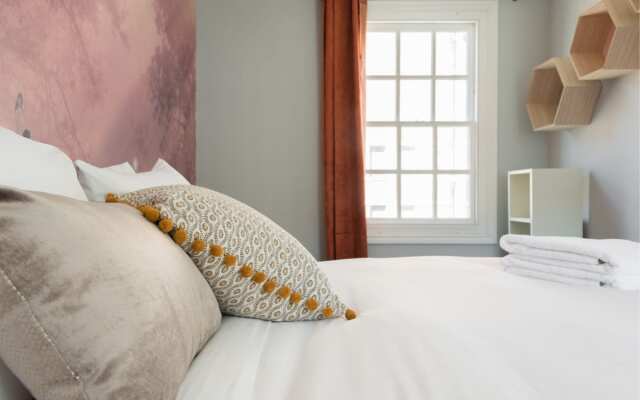 The Historic Gem - Sleek & Central 3BDR Maisonette