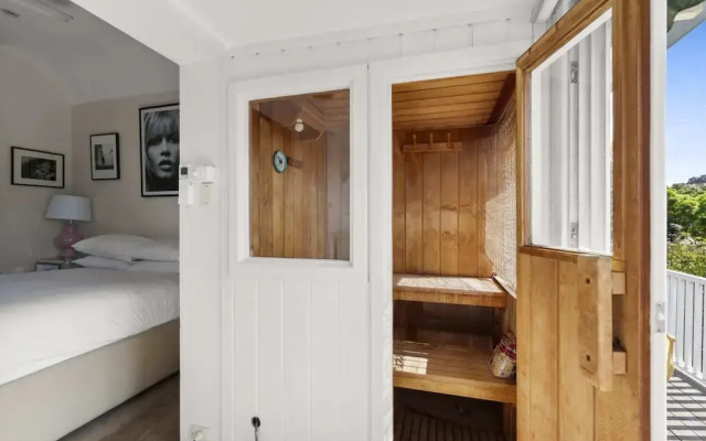 Poolside Stay - Close to Taronga Zoo & Luna Park