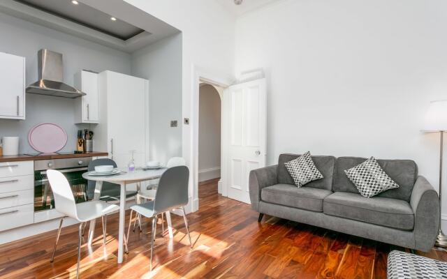 Cunningham Residence- Donnini Apartments