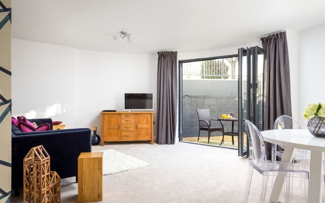 Elliot Oliver - Executive 2 Bedroom Garden Apartment