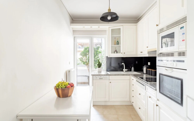 Fresh Detailed Stylish Apt at Acropolis