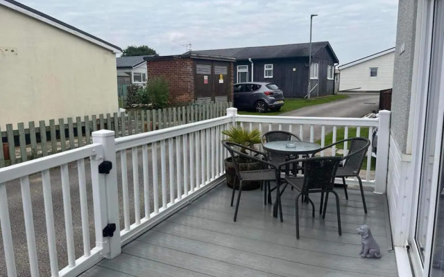 Seasideescape-2br-sleeps4-parking-petsok-fireplace