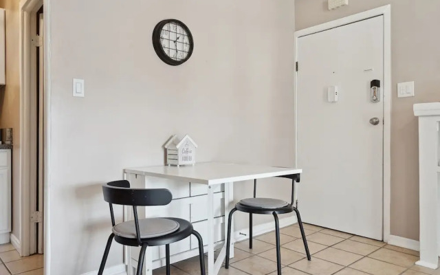 Hollywood Gem 1 Bedroom Apts by RedAwning