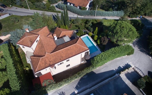 Nice Home in Icici W/ Outdoor Swimming Pool And 4 Bedrooms