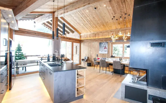 Luxury Chalet Pinzgauer Almhutte in Konigsleiten