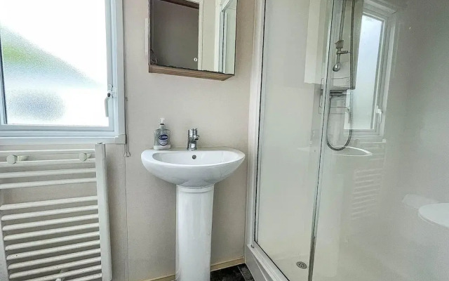 Caravansleeps6-hottub-garden-waterwonderland