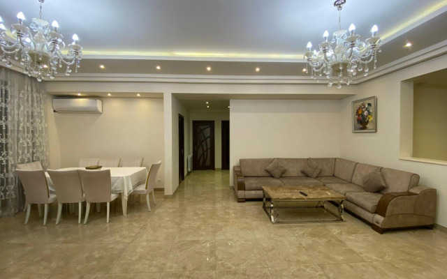 Teryan street 3 bedrooms Luxury and Unique apartment TT777