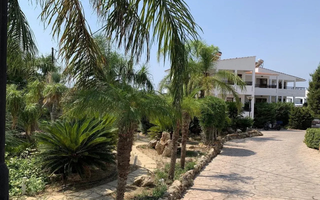 Coliseum Studios & Apartments