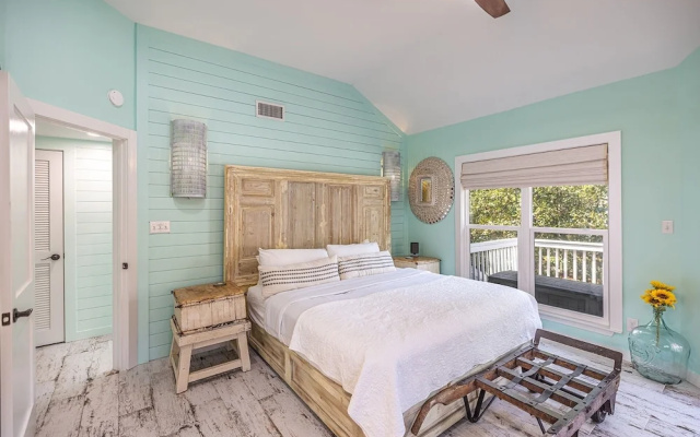 8852 Bay Pine 3 Bedroom Home by RedAwning