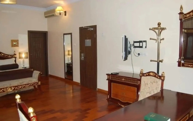 Owu Crown Hotel