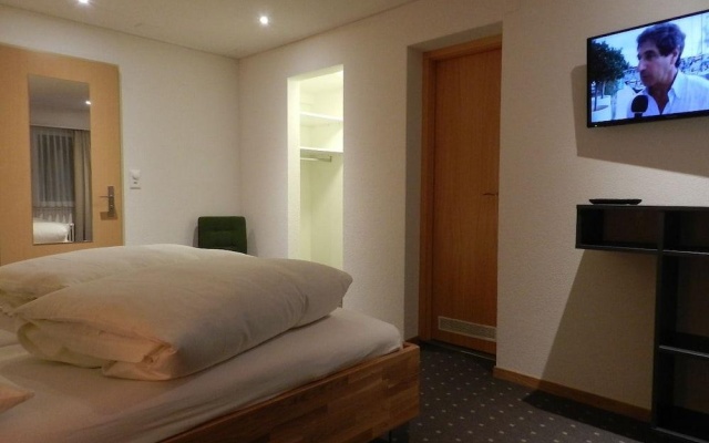 Hotel GARNI Mittenwald – Guest Rooms – Flums