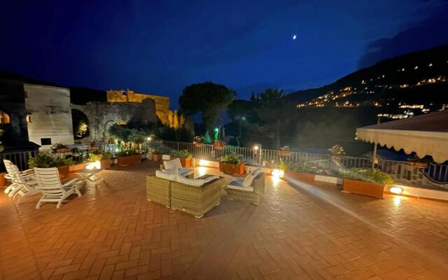 Antica Porta Residence, in the center of Ravello, 3 min walk within Villa Rufolo and the main Square