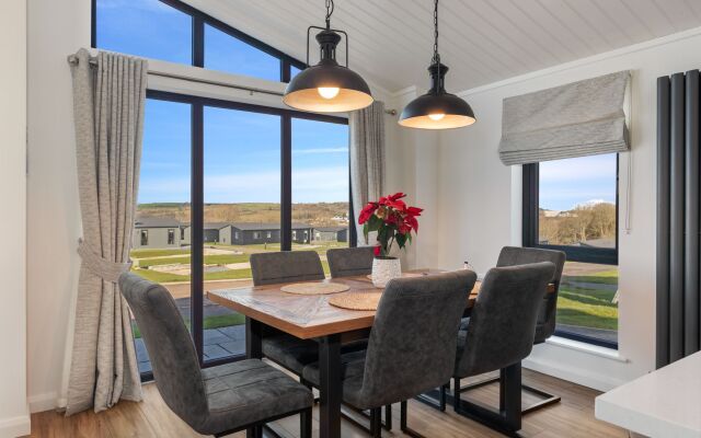Hiraeth - Luxury Lodge With Hot Tub Close to Beach